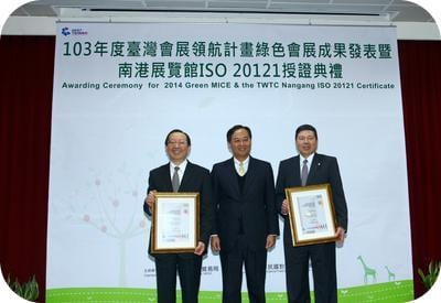 Shih-Chung Huang, director for East Asia at SGS Taiwan Ltd., awarding ISO 20121 certificates to David Hsu, deputy director general of the Bureau of Foreign Trade.